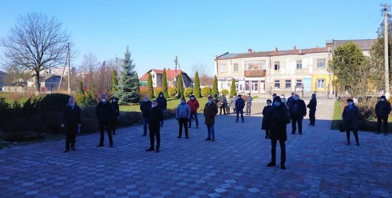 Вперше в історії Бурштина за очільника лікарні голосували просто неба 9 4 1