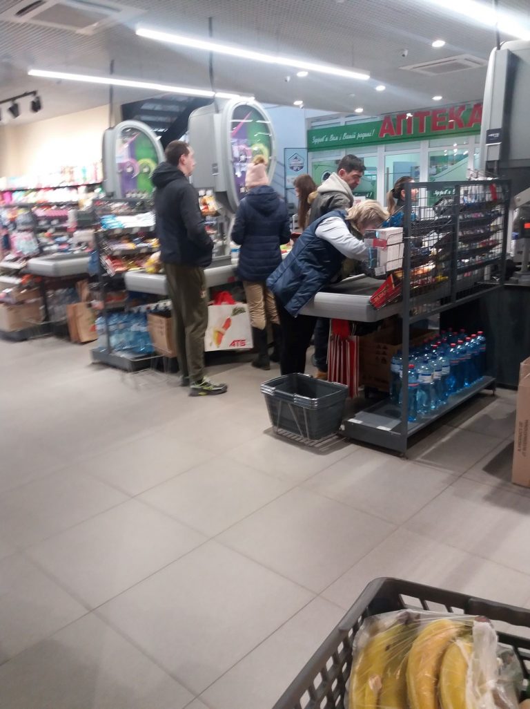 На Прикарпатті черги за продуктами не зникають (ФОТО) 14 Bur mag