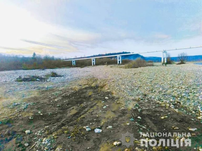 Надвірнянські поліціянти спіймали зловмисника, який крав гравій з річки 7 gravij