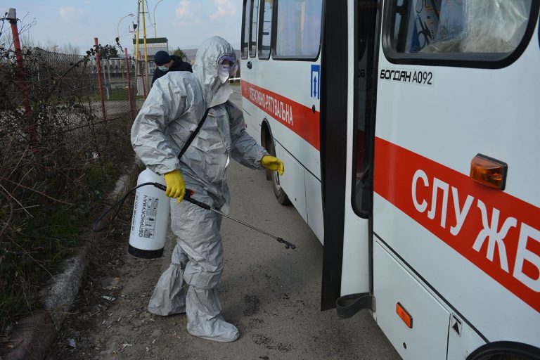 На кордоні України рятувальники допомагають людям, які повертаюся з Польщі (ФОТО) 10 kordon 6
