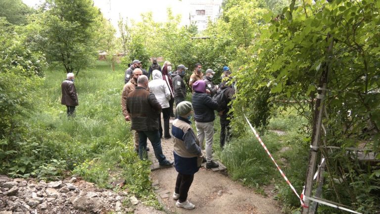 В Івано-Франківську люди не дають працювати комунальникам (ВІДЕО) 8 a6119924f45e7840