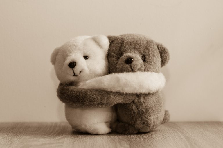 Прикарпатців запрошують для участі в конкурсі "Родинні обійми" 12 hugging day mizhnarodnyj den obijmiv