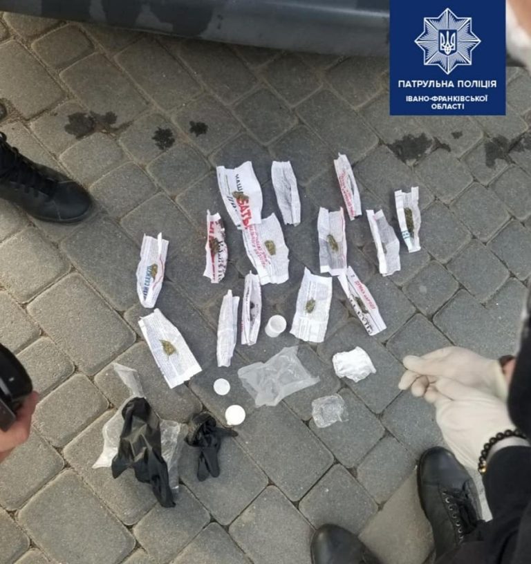 У молодиків в Івано-Франківську вилучили понад 20 згортків з наркотиками 12 102867962 3068769656540480 4610434042199574093 n 1