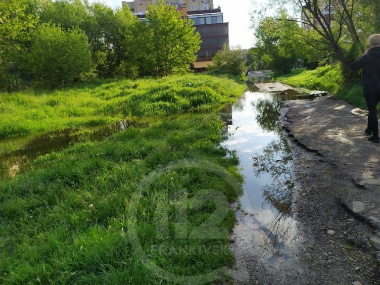 У Франківську біля міського озера прорвало воду (ФОТО) 3 102883268 691923611602184 1415702859499962368 n