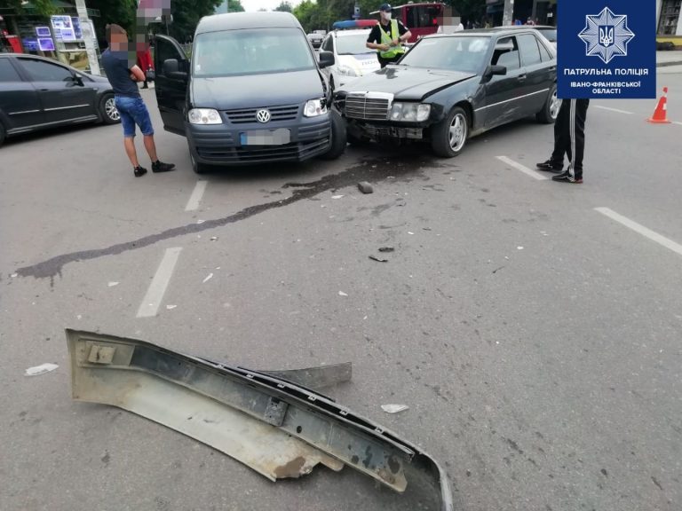 У Франківську водій після ДТП хотів утекти 9 103699017 3075140649236714 5976960232182885335 o
