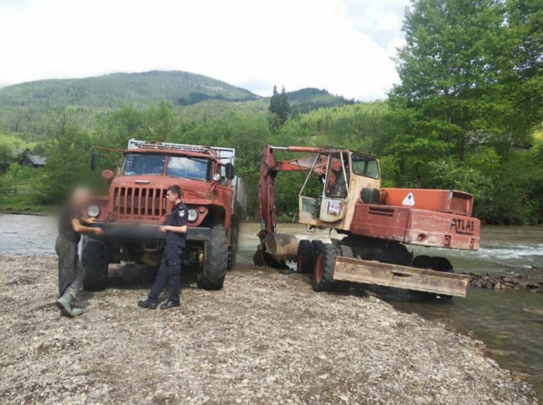 Знову незаконний видобуток піску та гравію. Цього разу на Надвірнянщині 7 104016531 4345982302109043 6755895948132396196 n