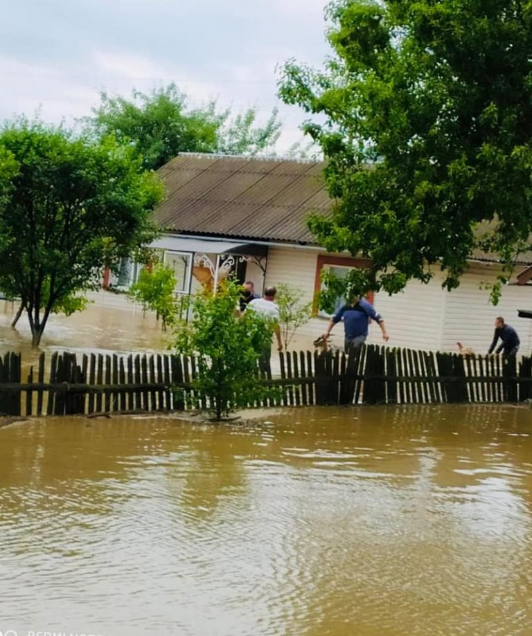 Коломийщина у воді: затопило будинки, тварин, розмило дорогу (ФОТО) 7 104949241 4355671304473476 3003345171793965889 n