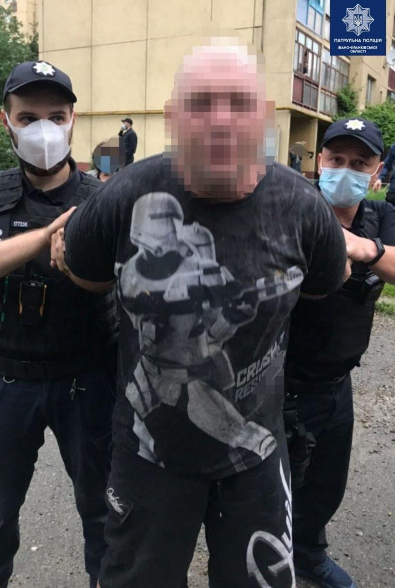 У Франківську затримали чоловіка, який ледь не застрелив продавчиню (ФОТО) 8 105740299 3117271248356987 1044970230537128318 o