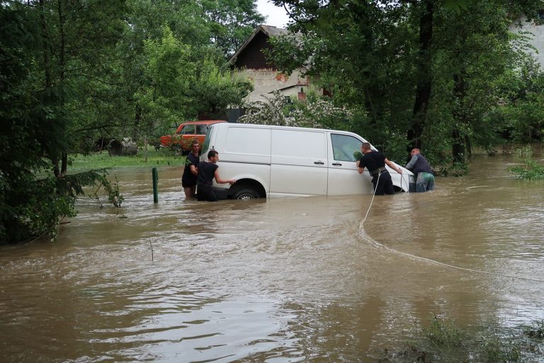 На Прикарпатті автомобіль злетів у потічок: водія розшукують 4 106007536 4365328580174415 2503334937962859915 o
