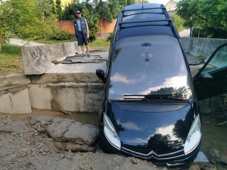 На Франківщині автомобіль з'їхав з мосту (ФОТО) 12 106137297 3160609784025616 6154477015856202209 n