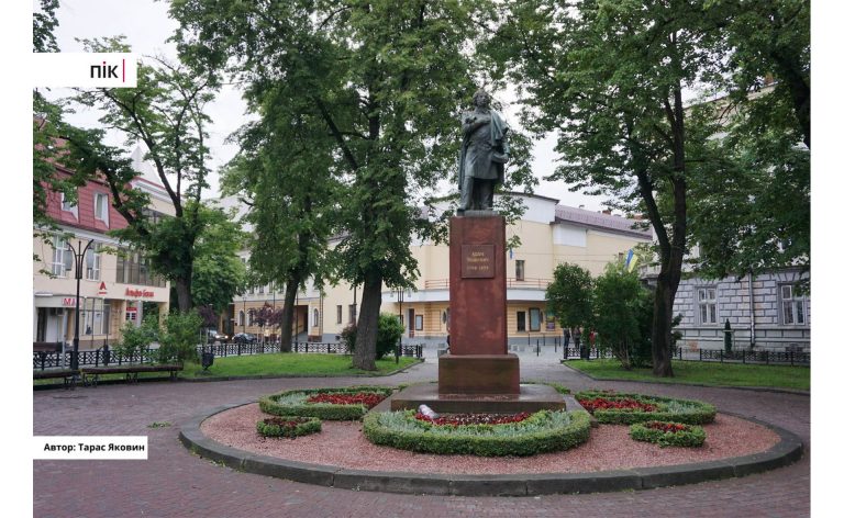 Було-стало: пам'ятник Адаму Міцкевичу в Івано-Франківську на площі його імені (ФОТО) 8 Bez nazvy 1
