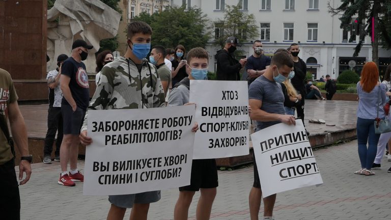 В обласному центрі закрили усі спортивні клуби та фітнес-зали. Люди вийшли на мітинг 5 P1160013.00 02 31 09.Still004