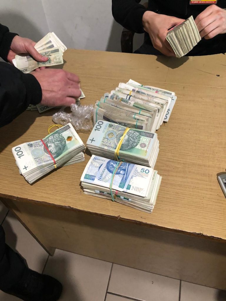 На "Краківці" у агресивного "валютчика" вилучили 238 тис. польських злотих... 3 news 20200605 122242 1591348962