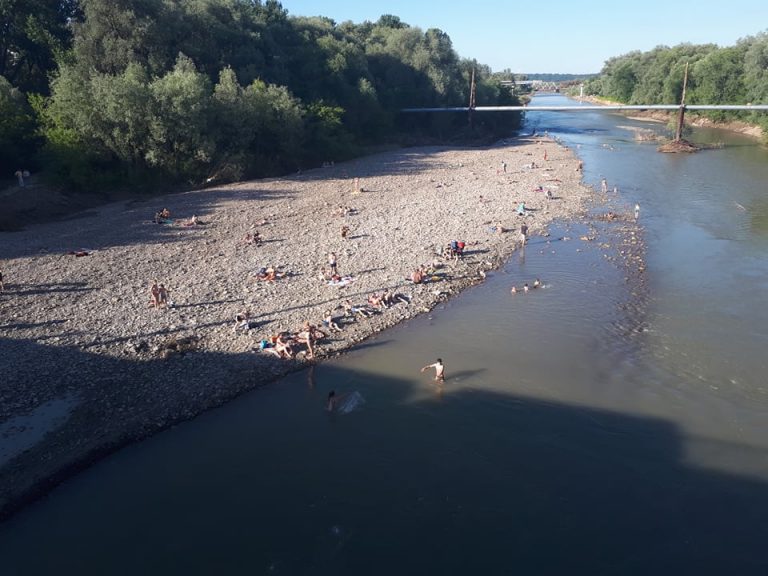 У Франківську люди масово купаються у брудних річках (ФОТО) 9 105656654 605385946770510 3267702993965378195 n
