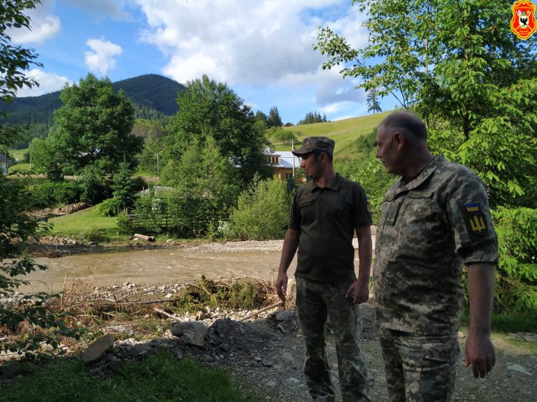 На Верховинщині військові встановлюють тимчасові мости (ФОТО) 1 106916536 3001492563232379 1805856654973728358 o