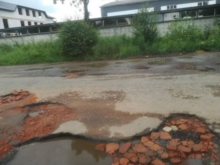 В Рожнятівському районі люди змушені закидати ями на дорогах цеглою (ФОТО) 6 106919080 274357897207802 733941007022081889 o