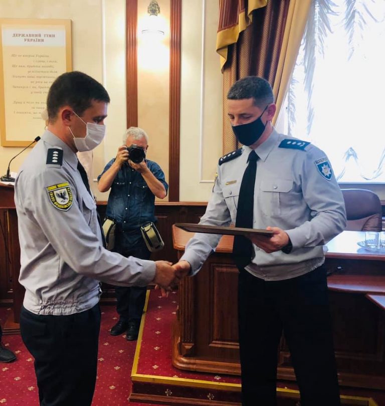 Прикарпатці вітають своїх поліцейських (ФОТО) 4 106991674 4405398459500760 116551161424479286 n
