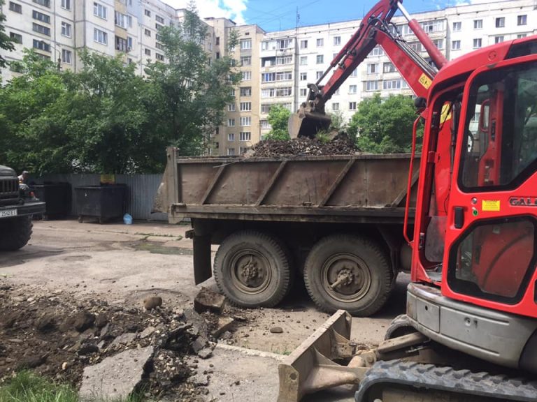 Комунальники ремонтують двір у Франківську (ФОТО) 11 107247878 3069178109843894 2968351248159258709 n