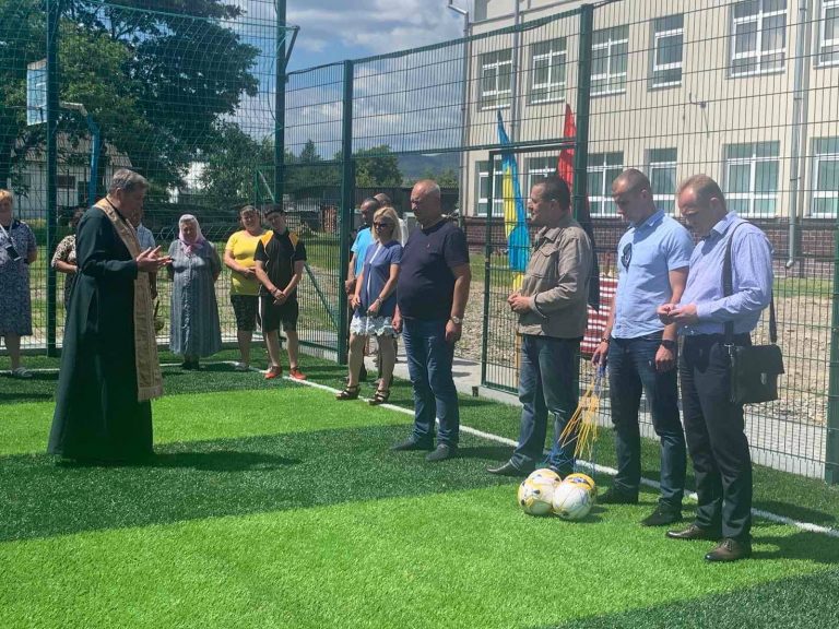 На Надвірнянщині з'явився ще один спортивний майданчик (ФОТО) 7 107754475 195313118593362 4267909649071527940 o