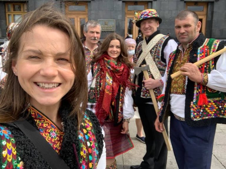Як прикарпатські гуцули на сесію до Верховної Ради їздили (ВІДЕО) 6 108488899 10217605235139312 4355383559781520721 n