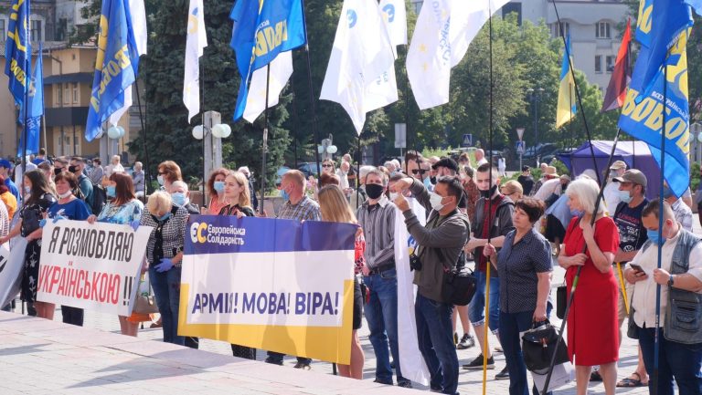 У Франківську під стінами ОДА провели мітинг на захист рідної мови (ВІДЕО) 3 108986954 1398195220389059 7235431856850488837 n 1536x866 1