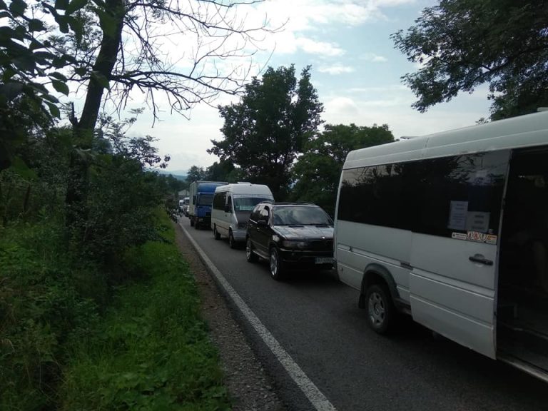 Прикарпатці нарікають на затори, через перевірки на дорогах (ВІДЕО) 4 109883232 1397819353756284 2985104514101383673 n