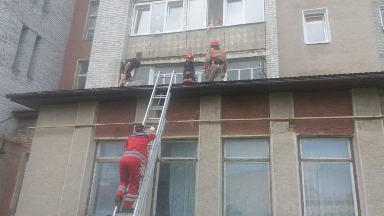 На Прикарпатті чоловік випав з вікна шостого поверху 2 110165514 909728682871321 2373482232976700493 o