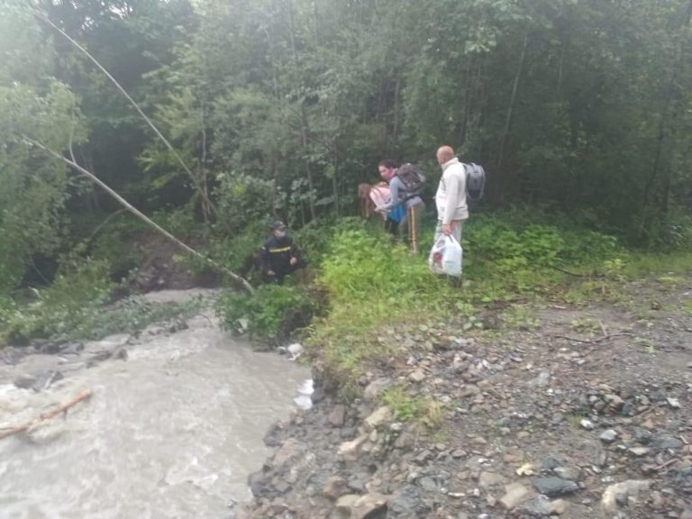 У Богородчанському районі негода заблокувала туристів (ФОТО) 5 116223614 3119123434874137 9070634364525852163 o