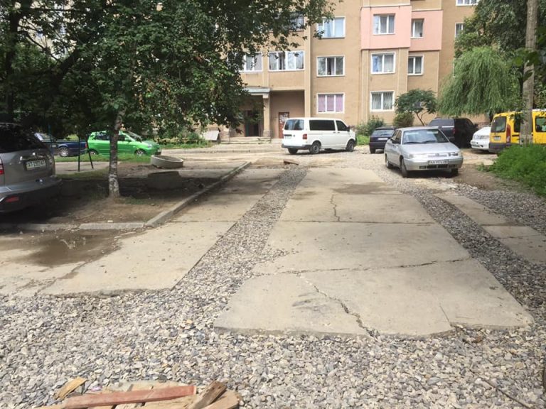 В Івано-Франківську облаштовують прибудинкові території (ФОТО) 6 116352002 3138859022875802 6279953957943328073 n