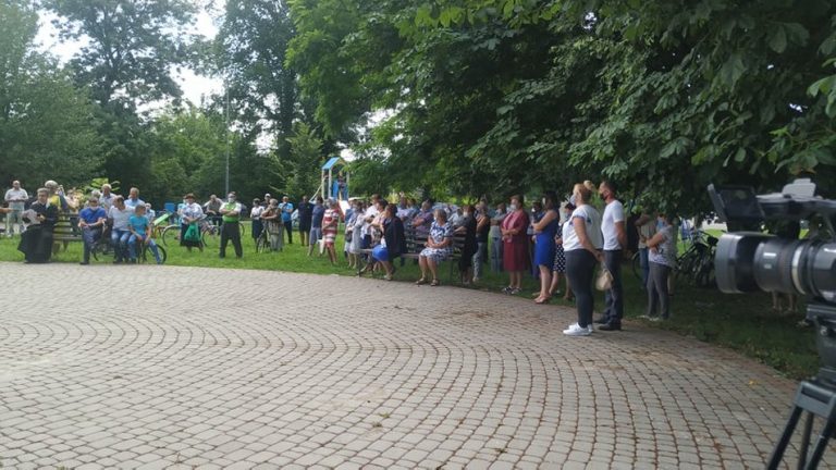 На Прикарпатті мешканці двох сіл вийшли на протест: хочуть до Франківської ОТГ 9 388c71fdbf3d43ba