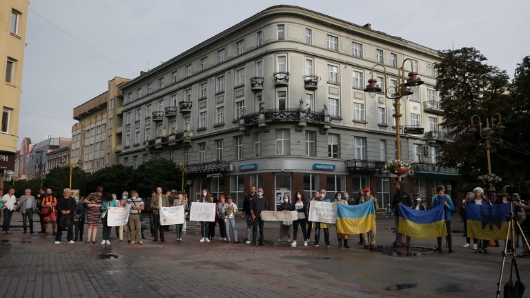«Захистимо армію!» В Івано-Франківську люди підтримали українські Збройні сили (ВІДЕО) 4 P1200070.00 07 47 20.Still001
