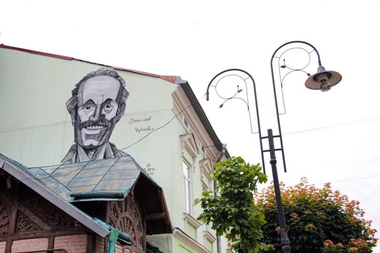Усміхнений В'ячеслав Чорновіл "з'явився" у Коломиї (ВІДЕО) 12 im mural 1