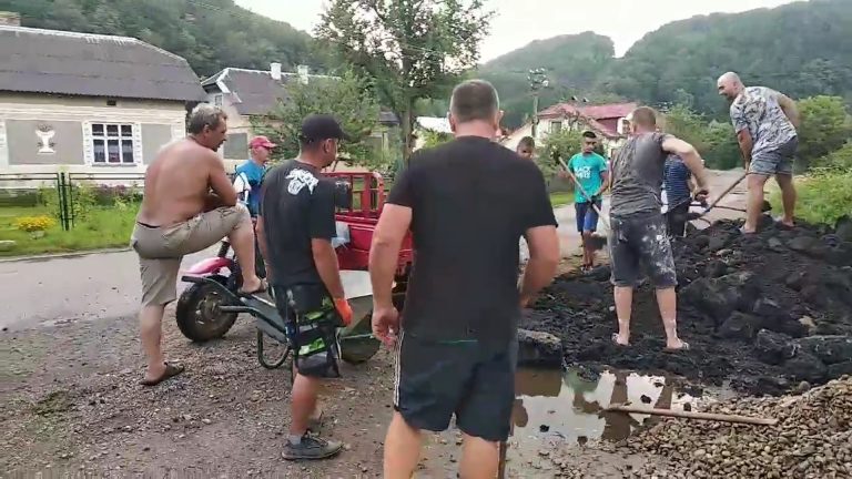 На Долинщині люди втомились чекати ремонтників і самі латають дороги (ВІДЕО) 2 photo5248953891666636097