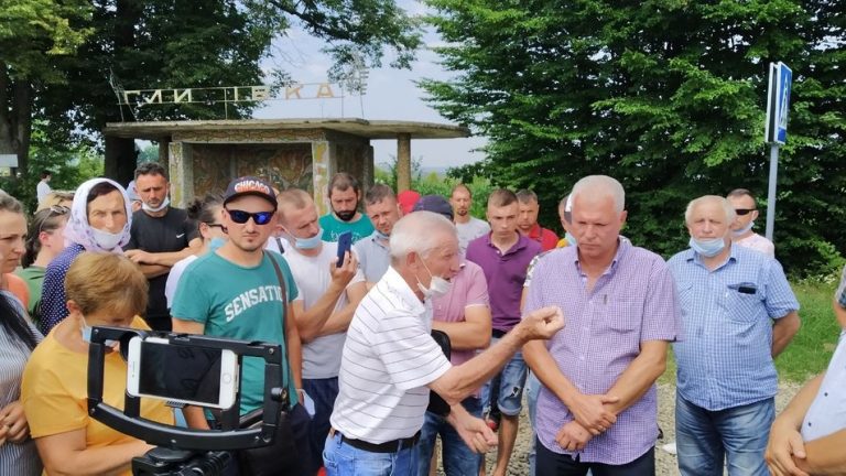Вимагаємо ремонту: на Богородчанщині люди блокують дорогу (ФОТО) 9 0f0a14008fcb9dec