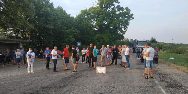 Пообіцяли відремонтувати: на Богородчанщині люди розблокували дорогу (ФОТО) 7 117169832 652058148731207 3102039157536132785 o