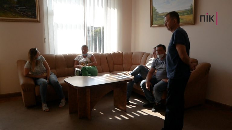 Перед кабінетом голови ОДА люди з Надвірнянщини домагаються відповіді на болюче питання 1 117765129 938214316686891 2834819416703296485 n