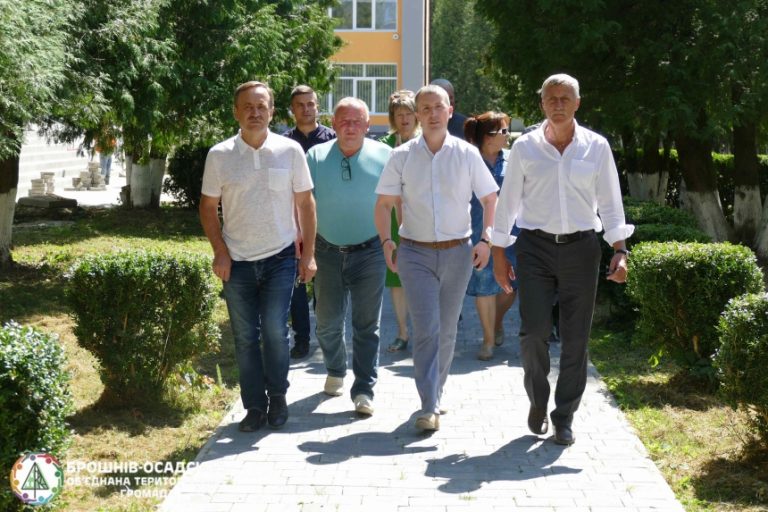 Чиновники вивчали досвід самоврядування в Брошнів-Осадській ОТГ (ФОТО) 1 117819408 1215926218743114 73737830177877445 o 1