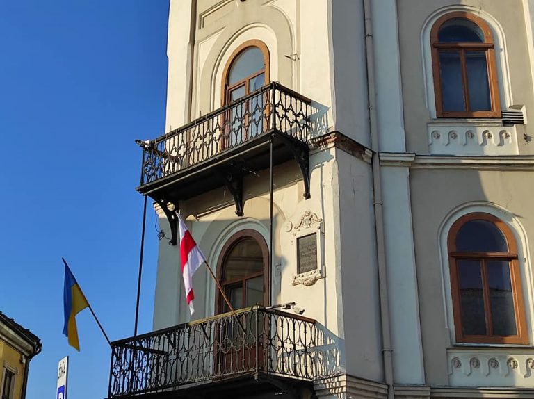 На Коломийській ратуші вивісили білоруський прапор (ФОТО) 3 118000085 1170909316614593 1350667096821134022 n