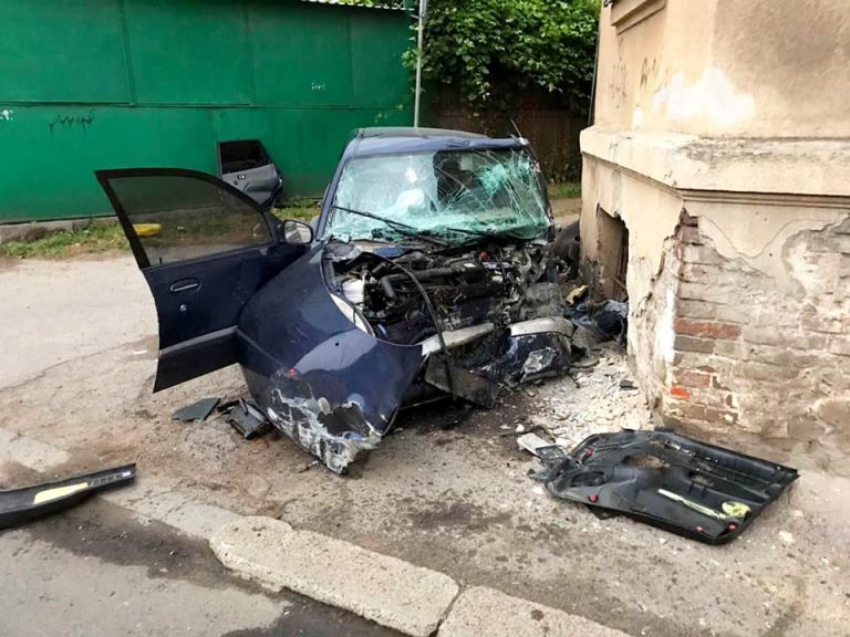 Нічна ДТП у Франківську - легковик врізався в будинок. Одна людина загинула (ФОТО) 12 118138236 4635331599840777 8624085193814295959 n