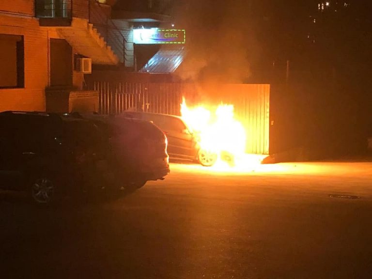В Києві підпалили авто "Слуги Народу" (ФОТО, ВІДЕО) 5 118326176 3234263339944106 1752574835895129562 n