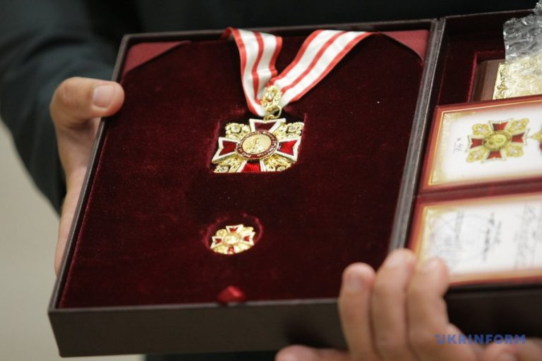 Прикарпатський лікар отримав "медичний Оскар" України (ФОТО) 10 20200810orden02