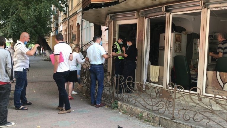 Розлила рідину з газового балончика на людей: у Франківську жінка бореться за своє житло (ВІДЕО) 16 382b1463403063a4