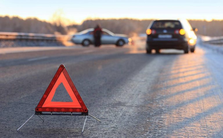 З'явилося відео, як біля автобазару перекинулася вантажівка (ВІДЕО) 6 400770