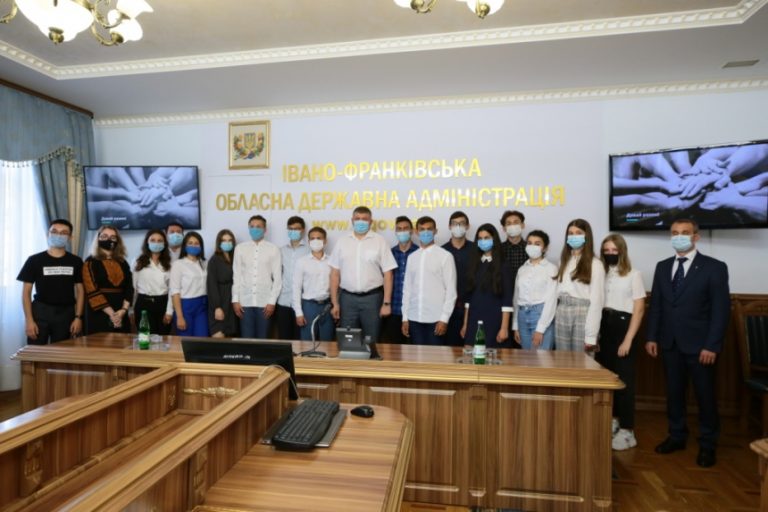Очільник Прикарпаття нагородив випускників, які отримали 200 балів за ЗНО (ФОТО) 9 IMG 6179 ditu 26 08 2020