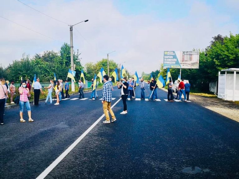 На Городенківщині люди перекрили дорогу P-20 «Снятин-Тязів» 2 118768780 4704003279640275 7839792443504722418 n