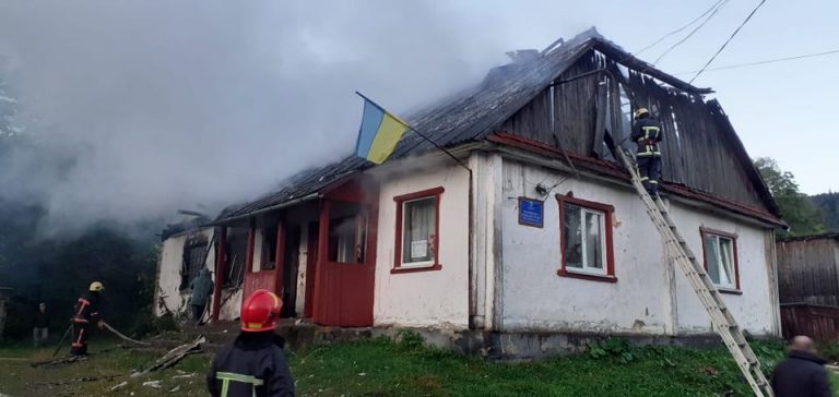 В Богородчанському районі ранкова пожежа: горіла сільська рада (ФОТО) 5 Пожежа Богородчанський район