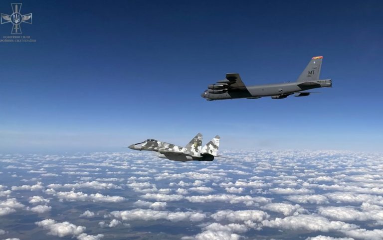 Франківські авіатори супроводжували американські бомбардувальники (ФОТО) 7 Франківські авіатори супроводжували американські бомбардувальники