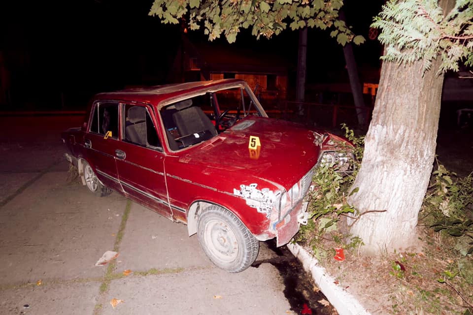 На Надвірнянщині зловмисники вкрали автомобіль, врізалися в дерево і втекли