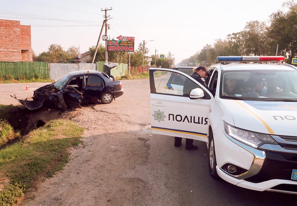Поліцейські Івано-Франківщини розслідують ДТП на Тисмениччині: водії в'їхав в електороопору