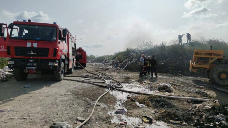 На Городенківщині триває ліквідація пожежі на сміттєзвалищі (ФОТО) 7 119778442 3276950095758136 3701653446972273032 o